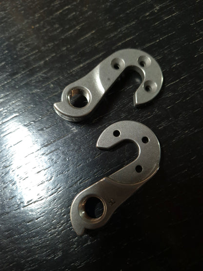 Derailleur hanger for vertical dropout frames