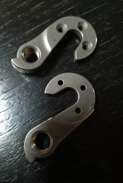 Derailleur hanger for vertical dropout frames