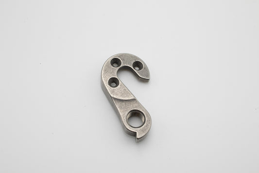 Derailleur hanger for vertical dropout frames